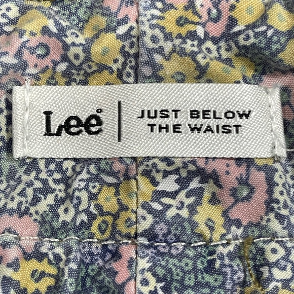 Lee size 12 just below the waist, petite bermuda shorts, button flap pockets EUC - Picture 8 of 9